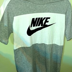 #421– NWOT Boys Nike XL (The Nike Tee)grey & white never worn